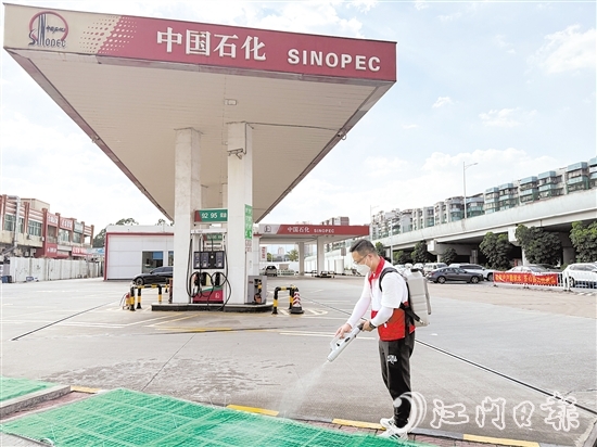 创建“无蚊加油站”的倡议得到我市各加油站的积极响应和支持。图为工作人员在加油站内进行消杀。 创建“无蚊加油站”的倡议得到我市各加油站的积极响应和支持。图为工作人员在加油站内进行消杀。