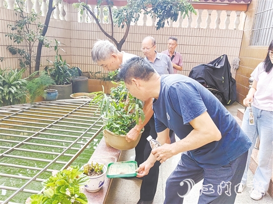 石鹤利社区居民积极协助社区清理积水。 石鹤利社区居民积极协助社区清理积水。