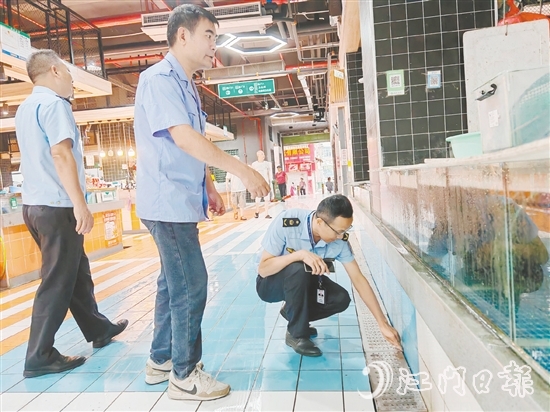 市场监管人员到农贸市场开展疫情防控全覆盖督导检查。 市场监管人员到农贸市场开展疫情防控全覆盖督导检查。