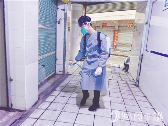 农贸市场积极做好消杀工作,切断蚊媒传染病传播链条。 农贸市场积极做好消杀工作,切断蚊媒传染病传播链条。