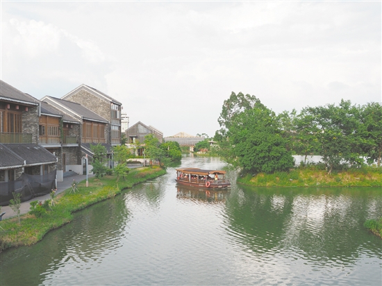 游客乘船游览古劳水乡。 游客乘船游览古劳水乡。