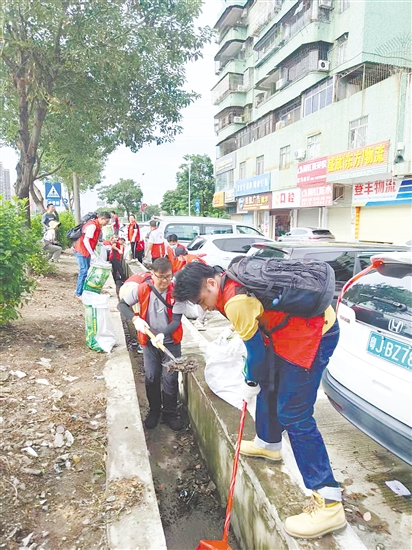 党员防疫突击队队员在开平市长沙街道南岛社区清理垃圾。 党员防疫突击队队员在开平市长沙街道南岛社区清理垃圾。