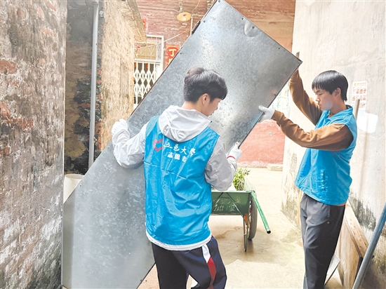 五邑大学大学生志愿者下沉社区参与防蚊灭蚊服务。 五邑大学大学生志愿者下沉社区参与防蚊灭蚊服务。