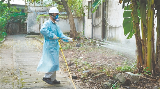 江门市广悦电化有限公司安排专业人员在公司成蚊密集地开展蚊虫消杀工作。 江门市广悦电化有限公司安排专业人员在公司成蚊密集地开展蚊虫消杀工作。