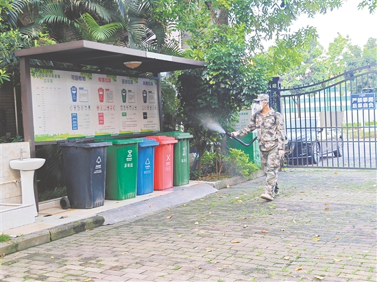 蓬江区直民兵应急成蚊消杀队在环市街道开展消杀工作。任佳燕 蓬江区直民兵应急成蚊消杀队在环市街道开展消杀工作。任佳燕