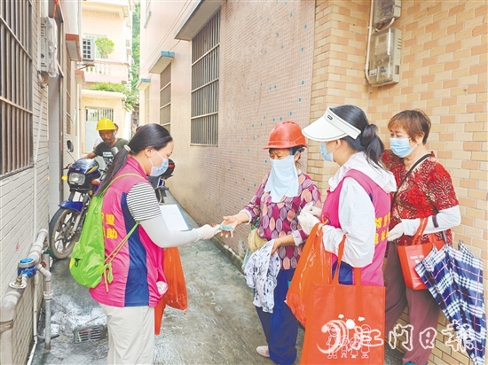 巾帼志愿者宣传防蚊知识,发放灭蚊用品。 巾帼志愿者宣传防蚊知识,发放灭蚊用品。