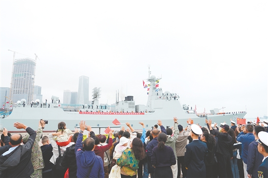 10月11日，中国海军第48批护航编队从山东青岛某军港解缆起航。这是仪式现场。新华社发