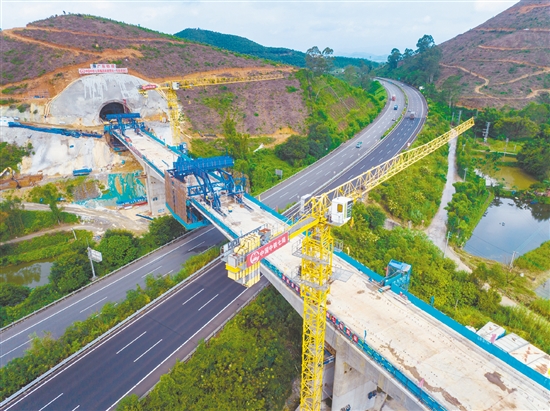 本次合龙的跨G94高速公路大桥总长314.5米,采用钢管柱支架法现浇施工,实现了安全高效施工与保障公路畅通的双重目标。 本次合龙的跨G94高速公路大桥总长314.5米,采用钢管柱支架法现浇施工,实现了安全高效施工与保障公路畅通的双重目标。