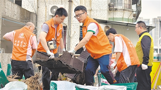 市工商联组织商协会、企业志愿服务队到社区协助清理垃圾。 市工商联组织商协会、企业志愿服务队到社区协助清理垃圾。