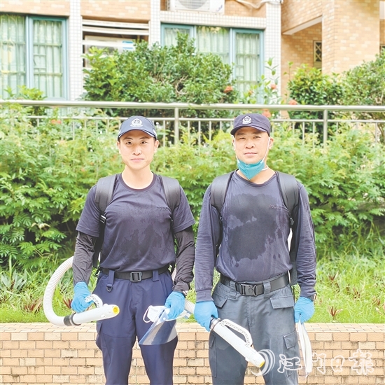 陈明耀(右)、詹自濠(左)每日奋战在防疫工作一线。 陈明耀(右)、詹自濠(左)每日奋战在防疫工作一线。