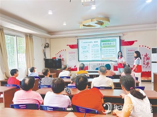 那吉镇那西村新时代文明实践站开设“银发专场”,采用大字号图文和慢语速讲解防疫知识。 那吉镇那西村新时代文明实践站开设“银发专场”,采用大字号图文和慢语速讲解防疫知识。