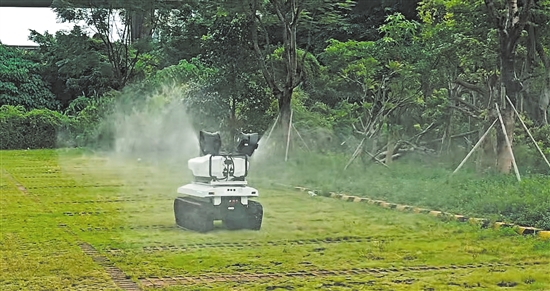 江门产研院联合相关机构研发的履带式室外智能喷洒灭蚊自动化设备已投入使用。 江门产研院联合相关机构研发的履带式室外智能喷洒灭蚊自动化设备已投入使用。