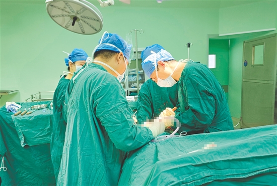 医生为患者进行手术。 医生为患者进行手术。