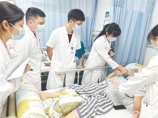 医生为患者检查身体。 医生为患者检查身体。