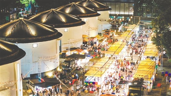 天下粮仓先锋书店等老建筑在“修旧如旧”中被赋予新功能,持续吸引着有想法的创作者集聚。开平塘口镇供图 天下粮仓先锋书店等老建筑在“修旧如旧”中被赋予新功能,持续吸引着有想法的创作者集聚。开平塘口镇供图