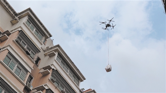 应急救援无人机将楼顶打包好的垃圾安全吊运至地面,极大提升了清运效率。 应急救援无人机将楼顶打包好的垃圾安全吊运至地面,极大提升了清运效率。