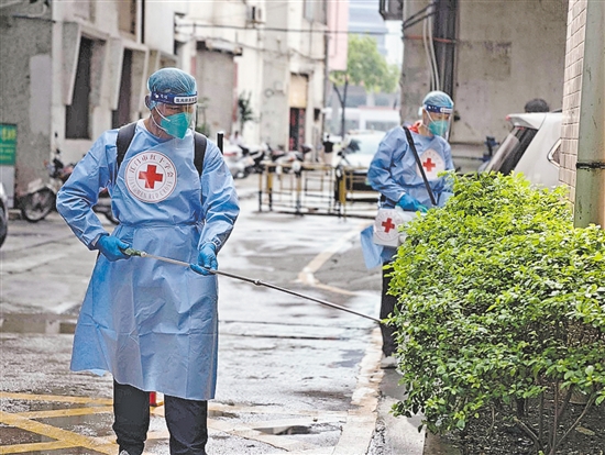 江门市红十字会应急消杀志愿服务队在蓬江区东风社区开展防蚊灭蚊工作。 江门市红十字会应急消杀志愿服务队在蓬江区东风社区开展防蚊灭蚊工作。