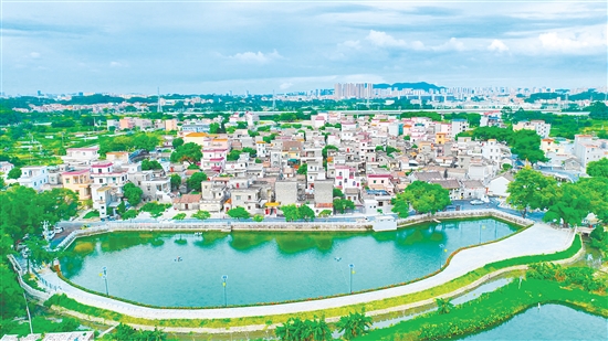 鹤山市龙口镇霄南村因民俗文化和民族团结交融而闻名,成为海内外游客的“打卡胜地”。 鹤山市龙口镇霄南村因民俗文化和民族团结交融而闻名,成为海内外游客的“打卡胜地”。