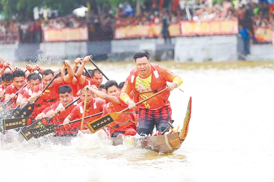 廖长亮(最前者)参加广东省第五届传统龙舟锦标赛。 廖长亮(最前者)参加广东省第五届传统龙舟锦标赛。