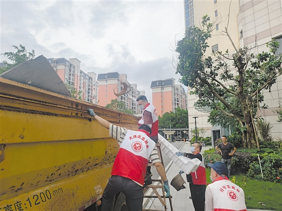 开平文联志愿者下沉社区,协助清理垃圾,消除蚊虫孳生地。 开平文联志愿者下沉社区,协助清理垃圾,消除蚊虫孳生地。