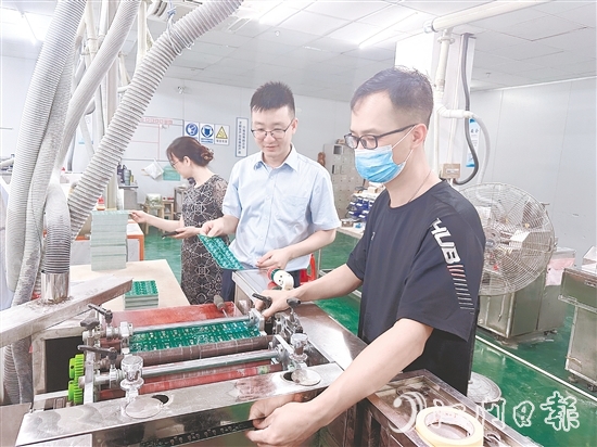 江门建行工作人员走访企业，积极对接企业融资需求。