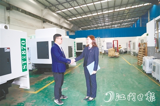 江门农商银行持续加大信贷支持力度，助力企业发展壮大。