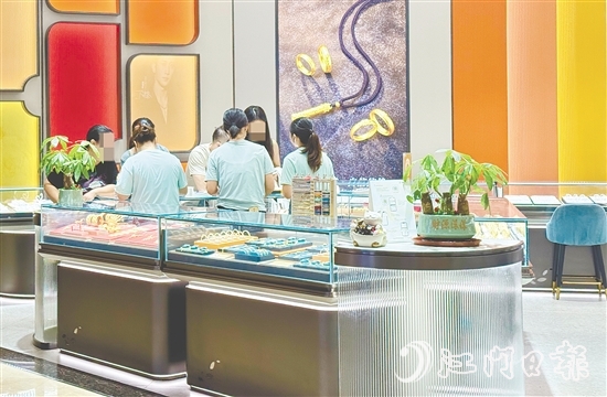 受金价上涨影响,国内金饰克价继续上调。 受金价上涨影响,国内金饰克价继续上调。