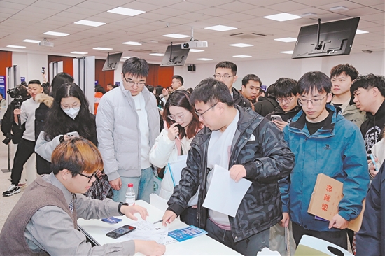 海目星、嘉士利、长优实业等江门优质企业获青睐，招聘展位吸引了不少学子前来投递简历。