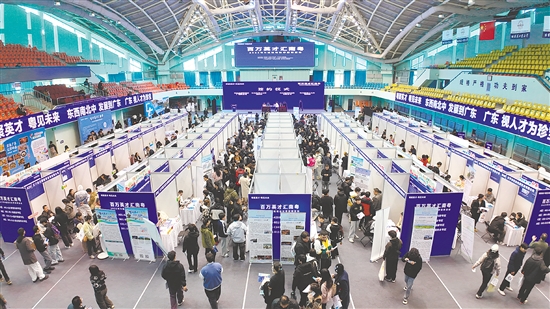 招聘现场人头攒动,共吸引2895名黑龙江学子入场。 招聘现场人头攒动,共吸引2895名黑龙江学子入场。