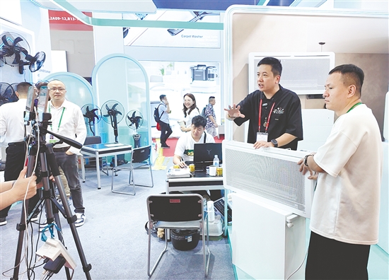 广交会上，蓬江企业小崧科技直播带货。