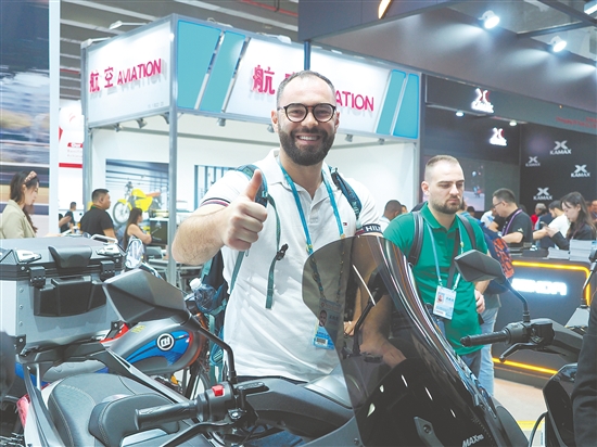 外国客商点赞“蓬江制造”摩托车。张泽彬