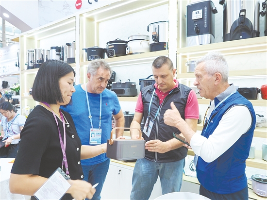 江门市南光电器实业有限公司展位上，来自澳大利亚的客商一眼就相中了便携式加热便当盒。张泽彬