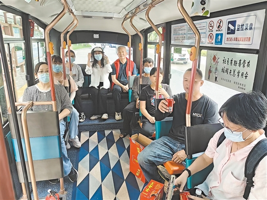 公交车化身“流动驿站”，成为防疫一线人员的后勤服务阵地。