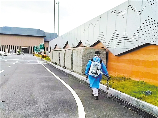 开阳高速志愿者在服务区开展防蚊消杀工作。