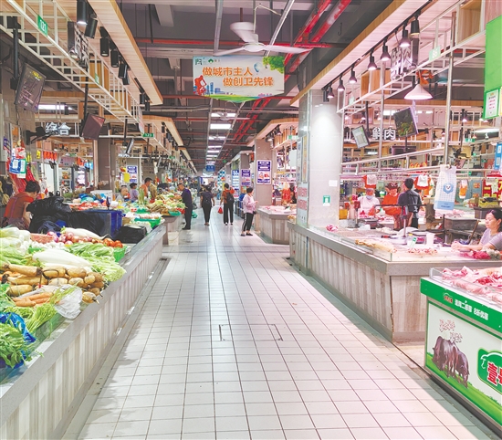 蓬江市场内光线明亮，通道宽敞，无论是蔬菜区还是水产区，地面都干净整洁。