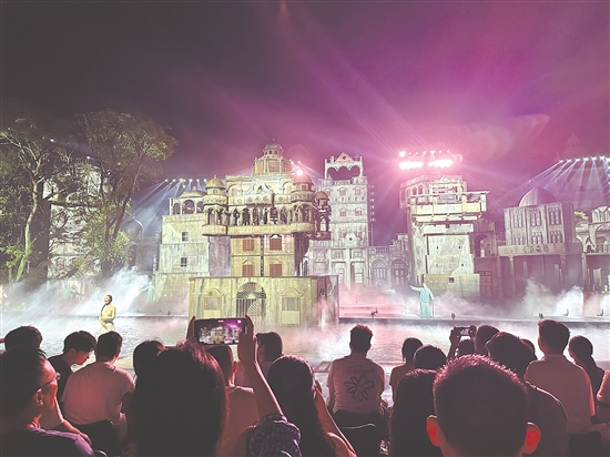 《火秀》以碉楼故事为内核,展示世界文化遗产的魅力。 《火秀》以碉楼故事为内核,展示世界文化遗产的魅力。