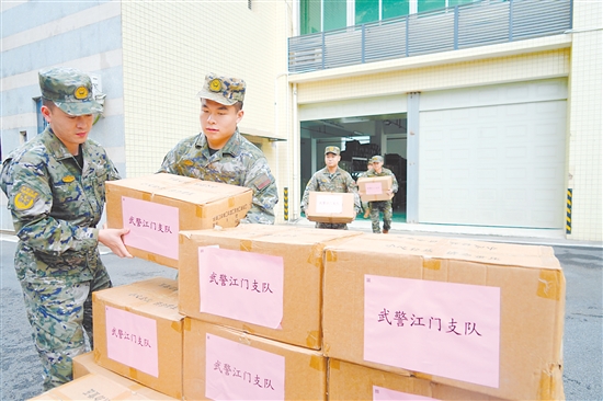 武警江门支队官兵搬运防疫捐赠物资。
