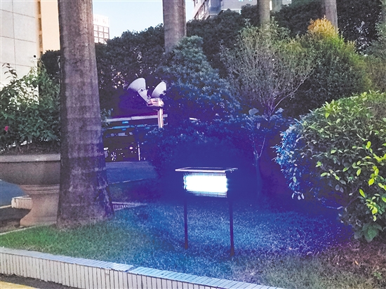 驻江门部队和“城连共建”部队共捐赠550套太阳能灭蚊灯。