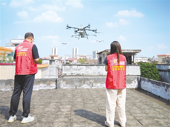 侨都星火无人机分队开展空中立体巡查和消杀。