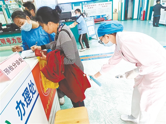 医护人员为群众做好驱蚊准备。 医护人员为群众做好驱蚊准备。