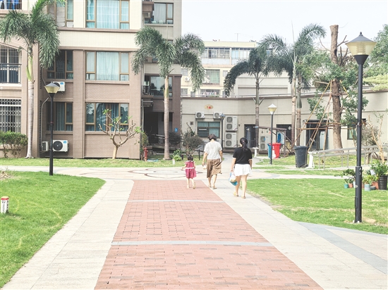 南湖湾小区打造“无蚊”环境，居民安心在小区内散步。