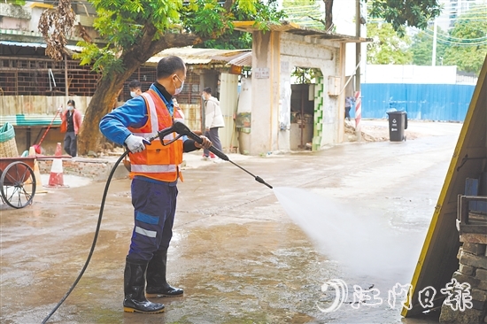 区环境整治组在环市街道里村社区开展清洁活动。 区环境整治组在环市街道里村社区开展清洁活动。
