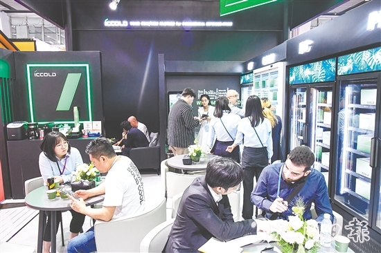 本届广交会上,鹤山企业展位前海外客商驻足咨询、洽谈不断。 本届广交会上,鹤山企业展位前海外客商驻足咨询、洽谈不断。