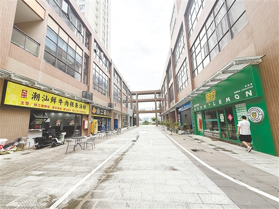 江门科创公园商业内街引进多元业态,丰富园区消费场景。 江门科创公园商业内街引进多元业态,丰富园区消费场景。