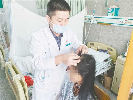 医生为患者进行针灸治疗。 医生为患者进行针灸治疗。