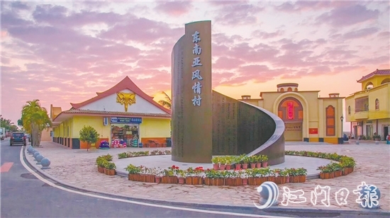 海宴镇五丰村是一个具有东南亚风情的村庄，这里的建筑、美食充满了异域特色。