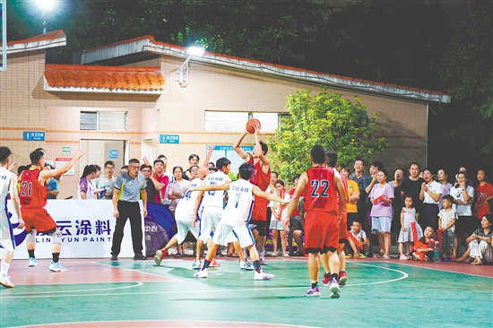 外海街道运动场上，“村BA”赛事精彩纷呈。何榕
