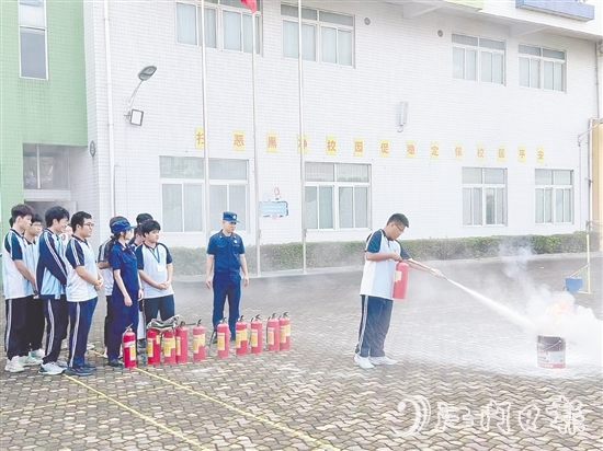 学生们逐个学习使用灭火器。 学生们逐个学习使用灭火器。
