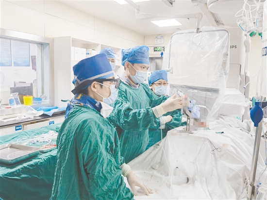 手术中,医生操作二尖瓣夹子“捕获”瓣叶。 手术中,医生操作二尖瓣夹子“捕获”瓣叶。