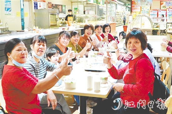 10月29日,恩平市“乐·食堂”昌大昌商超助餐点正式揭牌运营,标志着恩平养老服务模式迈出新步伐。 10月29日,恩平市“乐·食堂”昌大昌商超助餐点正式揭牌运营,标志着恩平养老服务模式迈出新步伐。